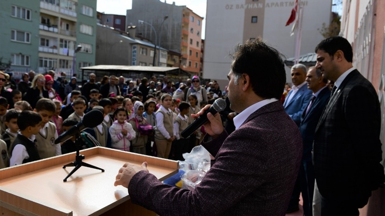 Erzurum'da Başkan Mahmut Uçar, başarılı öğrencileri kutladı