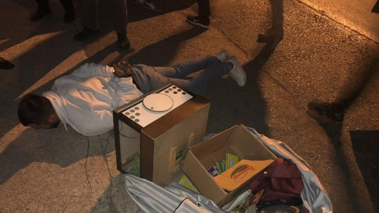 Sırtında çuvalla kaçmaya çalıştı!