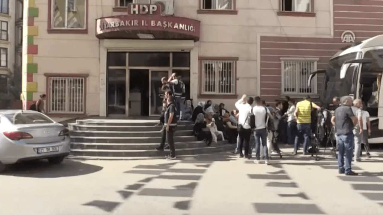 Annelerin oturma eylemine katılım sürüyor