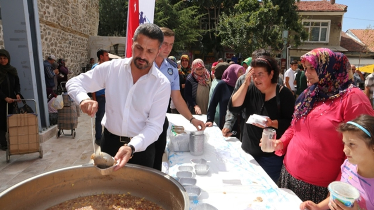 Eskişehir'de Başkan Hamid Yüzügüllü vatandaşlara aşure ikram etti