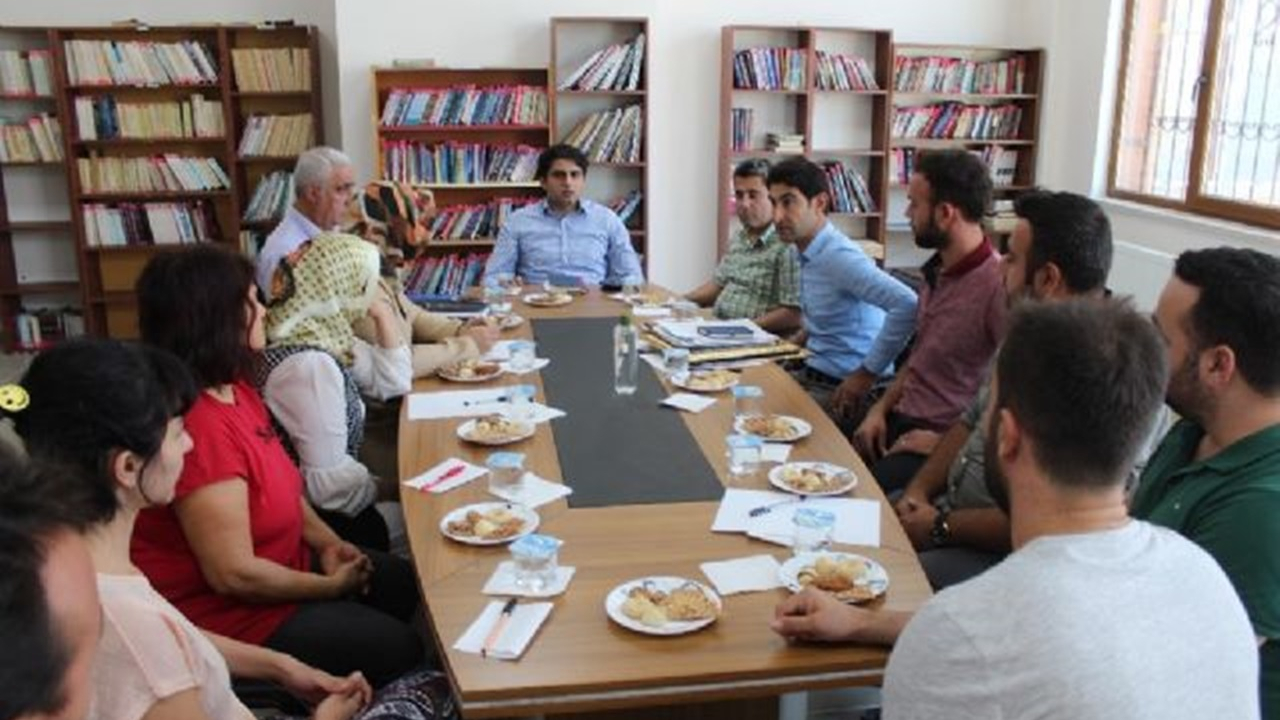 Adıyaman Samsat Kaymakamı Halid Yıldız okullarda incelemelerde bulundu