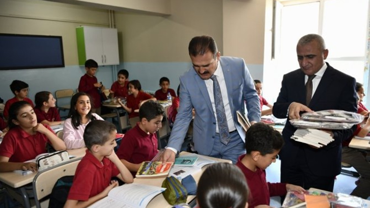 Hakkari'de Vali İdris Akbıyık, öğrencilere kitap hediye etti