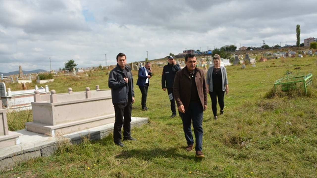 Ardahan'da Başkan Faruk Demir, mezarlıklar için yardım çağrısı yaptı