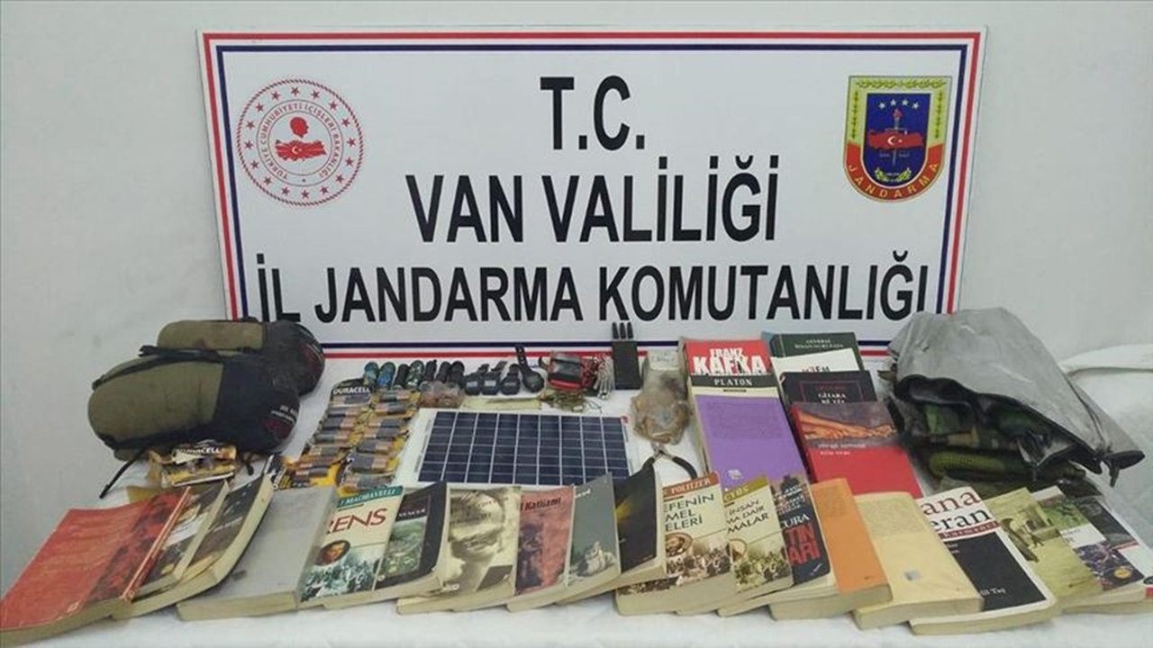 Teröristlere ait sığınaklar imha edildi!