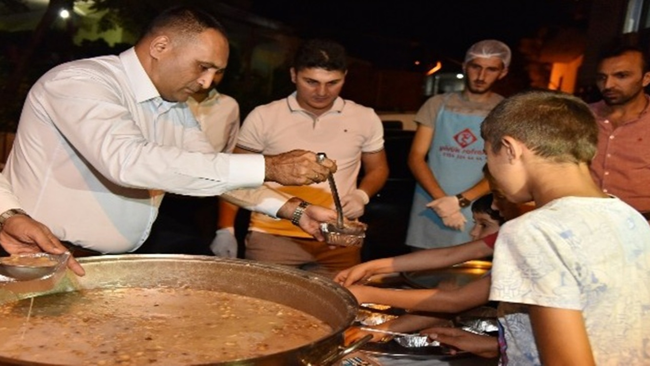 Mersin'den Başkan Atsız Afşın Yılmaz, vatandaşlara aşure ikram etti