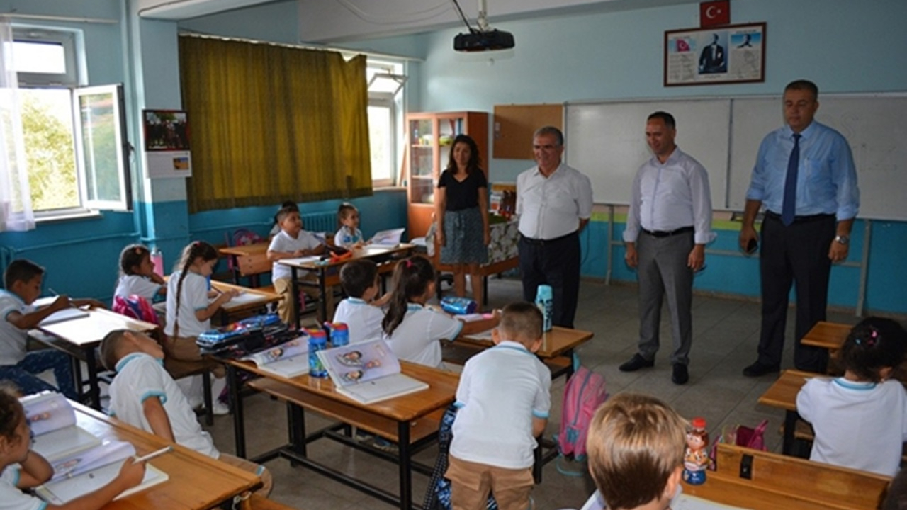 Balıkesir'de Kaymakam Ekrem Çalık, okulları ziyaret etti