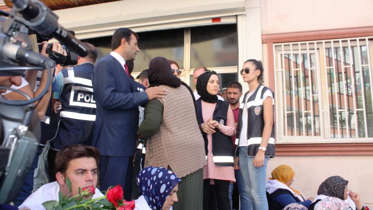 Eylem yapan ailelerle HDP'liler arasında gerginlik