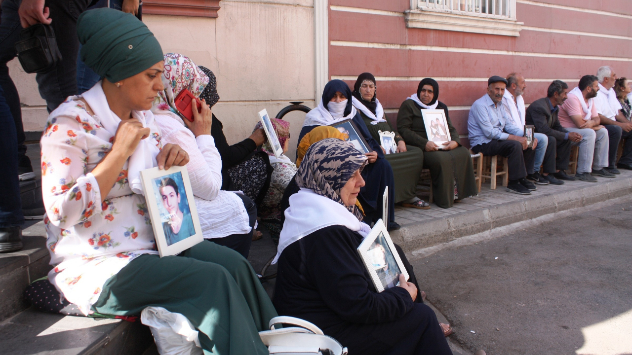 Annelerin HDP önündeki oturma eylemi sürüyor