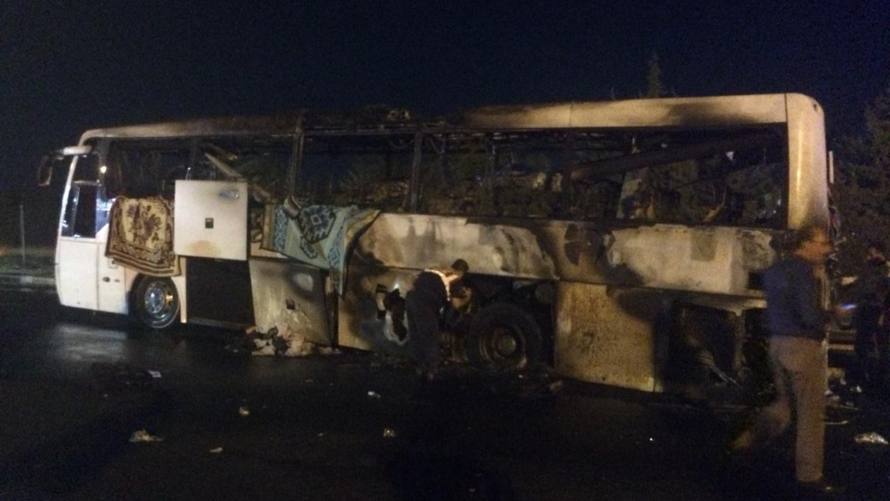 Seyir halindeki otobüs alev, alev yandı...