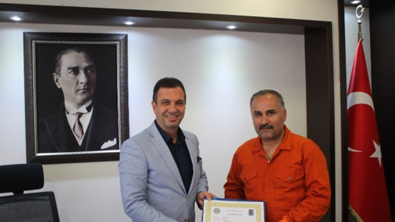 Adana'da Kaymakam Şafak Gürçam’dan başarılı öğretmenlere ödül