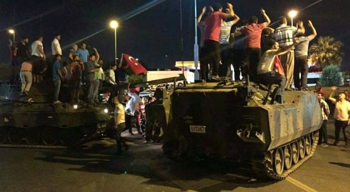 Sizi kim sokağa döktüyse o tedavi etsin!