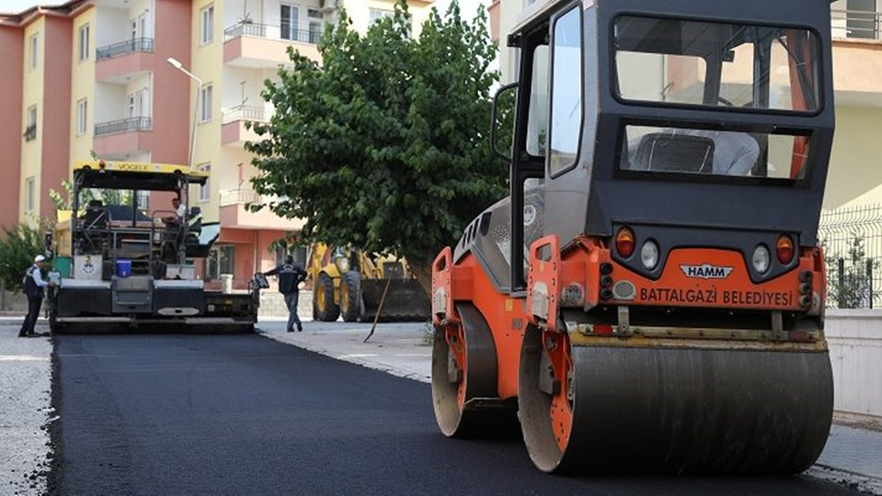 Malatya'da Başkan Osman Güder, asfalt çalışmalarını yerinde inceledi