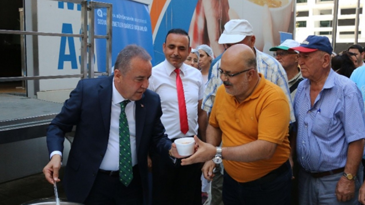 Antalya'da Başkan Muhittin Böcek aşure dağıttı , turistler de aşure yedi