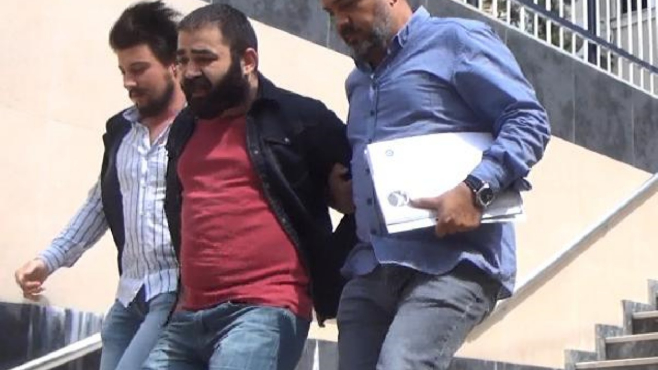 Annesini öldürüp iki gün cesediyle yaşadı