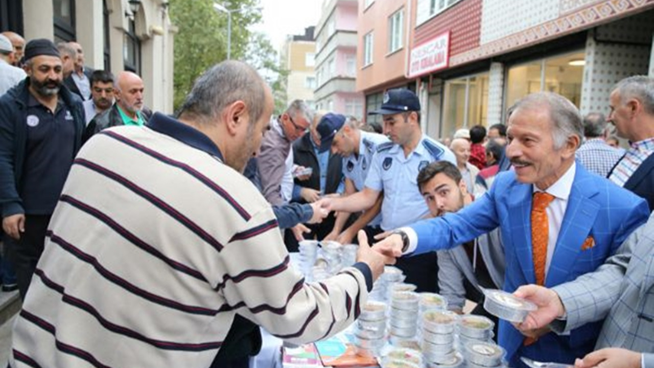İstanbul'da Başkan Atila Aydıner vatandaşlara aşure dağıttı