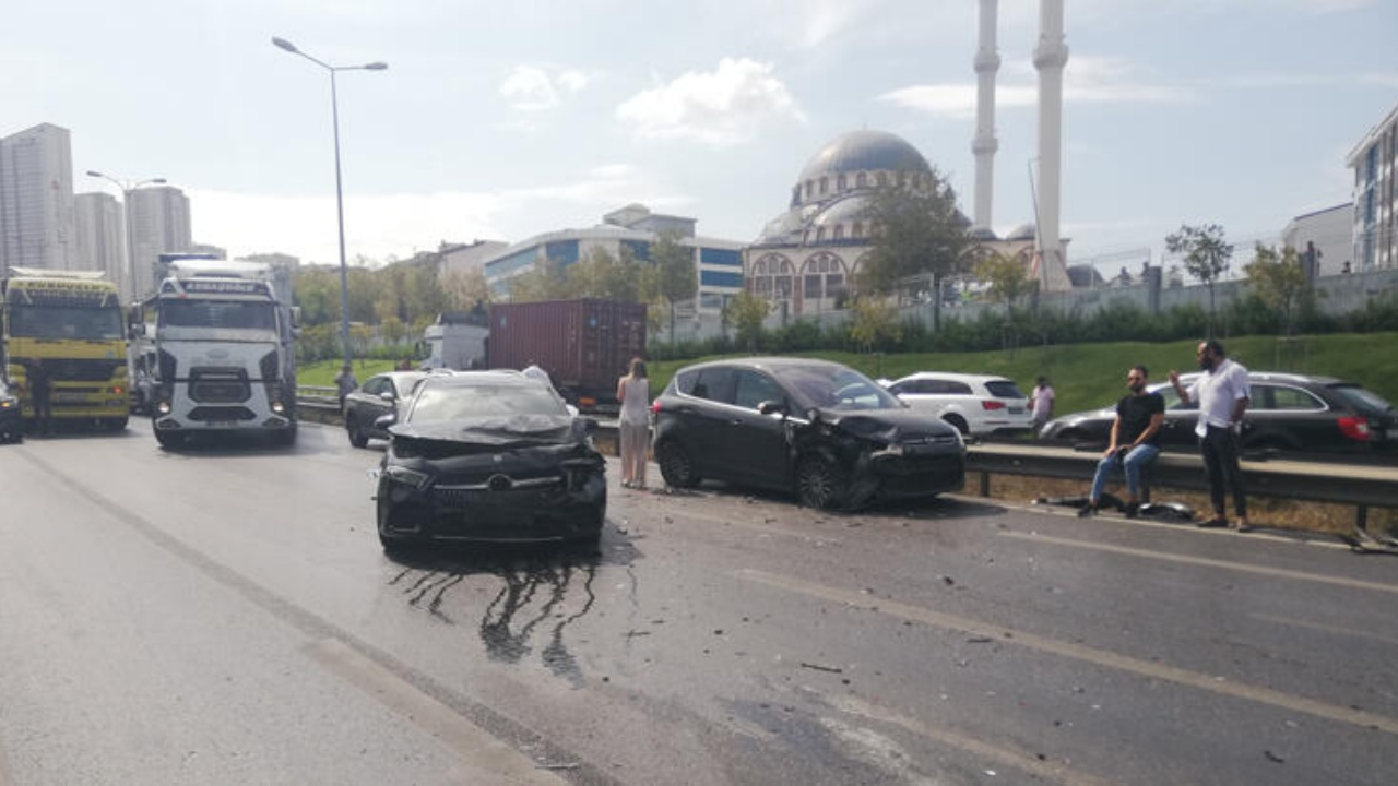Esenyurt'ta trafiği felç eden zincirleme kaza!