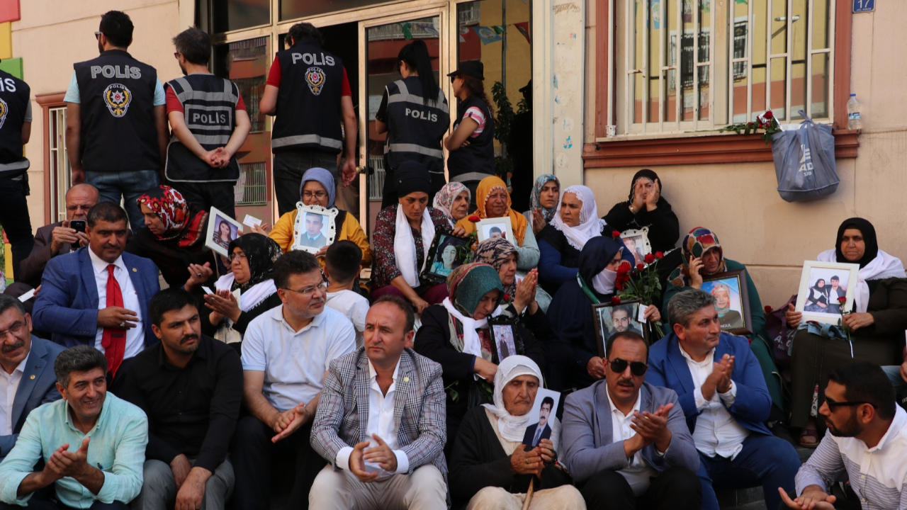 Taraftar gruplarından evlat nöbetine destek!