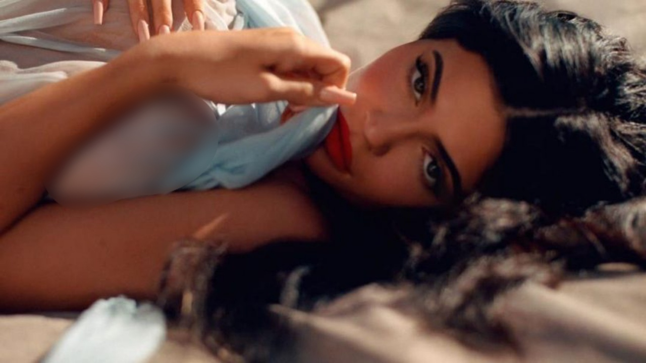 Kylie Jenner Playboy'a soyundu!