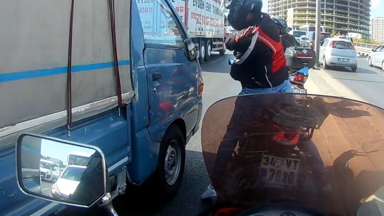 Motosikletli maganda kamyonete saldırdı!