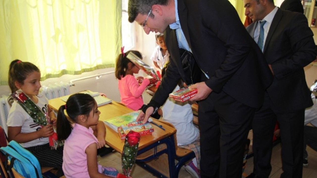 Kilis'te Kaymakam Mahmut Şener, öğrencilere kırtasiye dağıttı