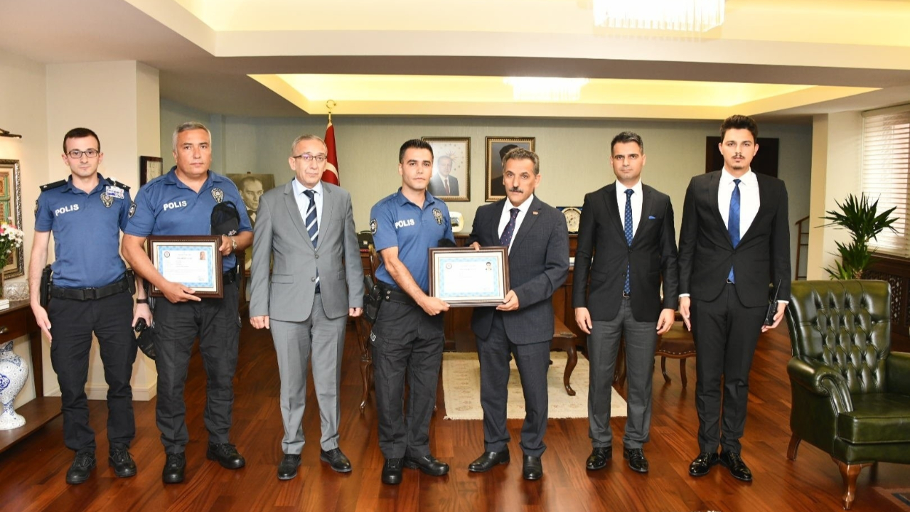Validen o polislere başarı belgesi...