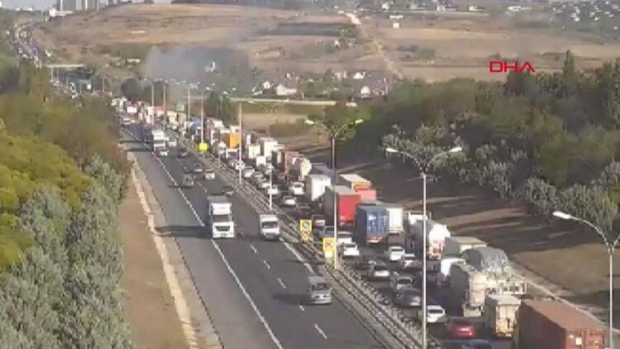 TEM'de iş çıkışı trafiği kilitleyen yangın!