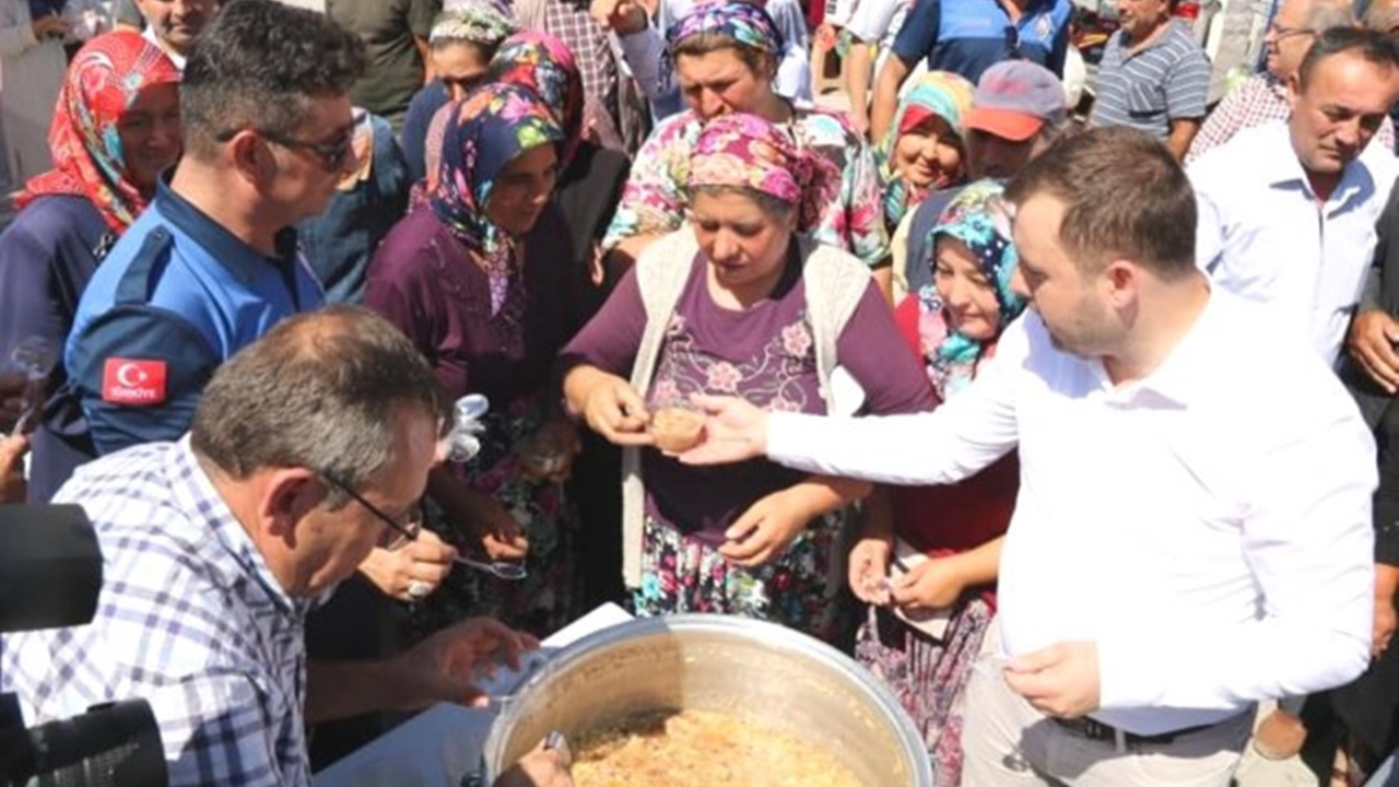 Çanakkale'de Başkan Güray Yüksel aşure dağıttı