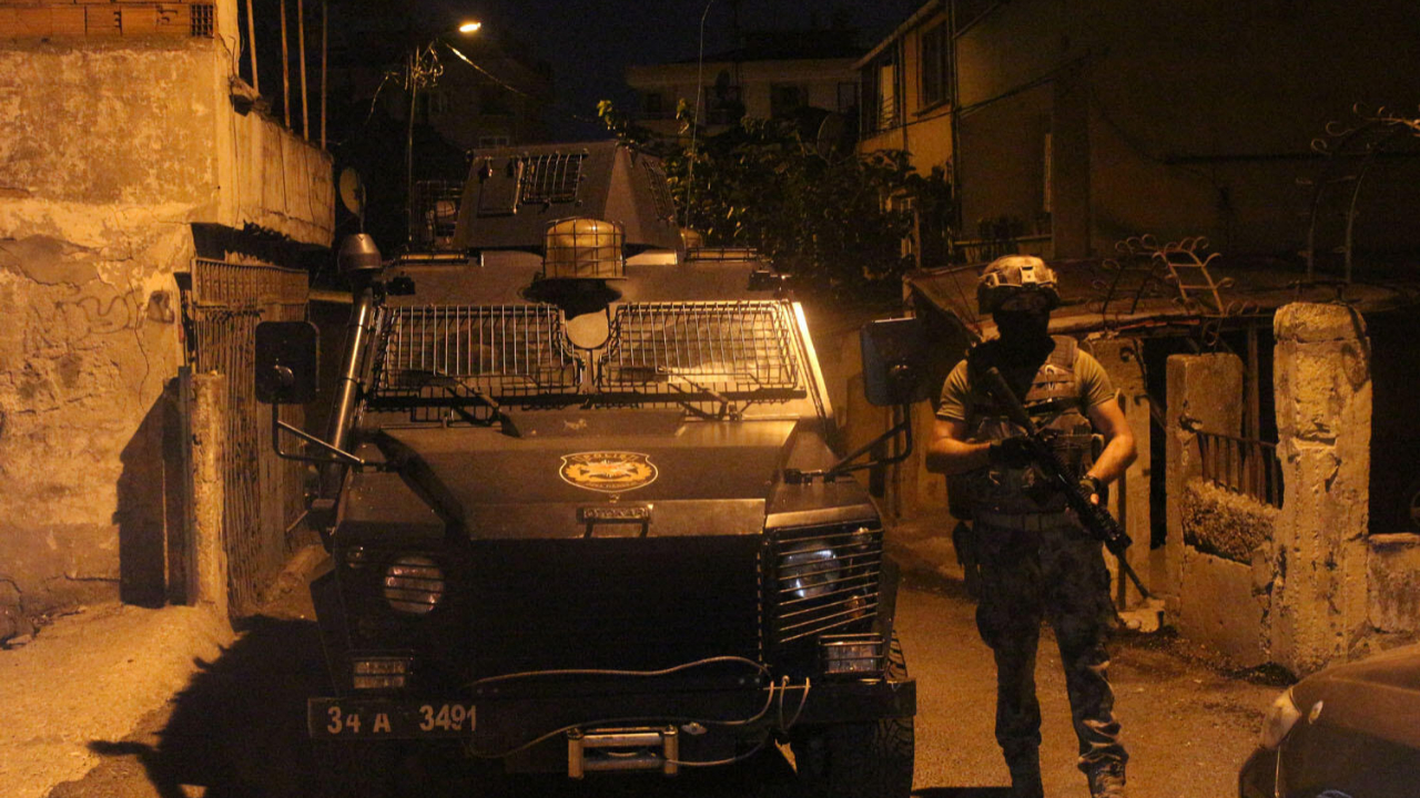 Kadıköy'de zehir tacirlerine şafak operasyonu!