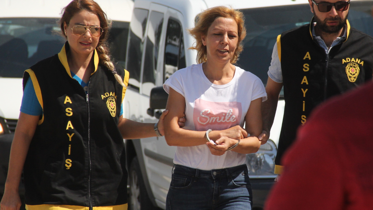 'Smile' tişörtü giyip gülümsedi!