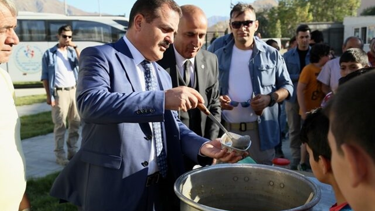 Hakkari'de Vali İdris Akbıyık, öğrencilere aşure ikram etti