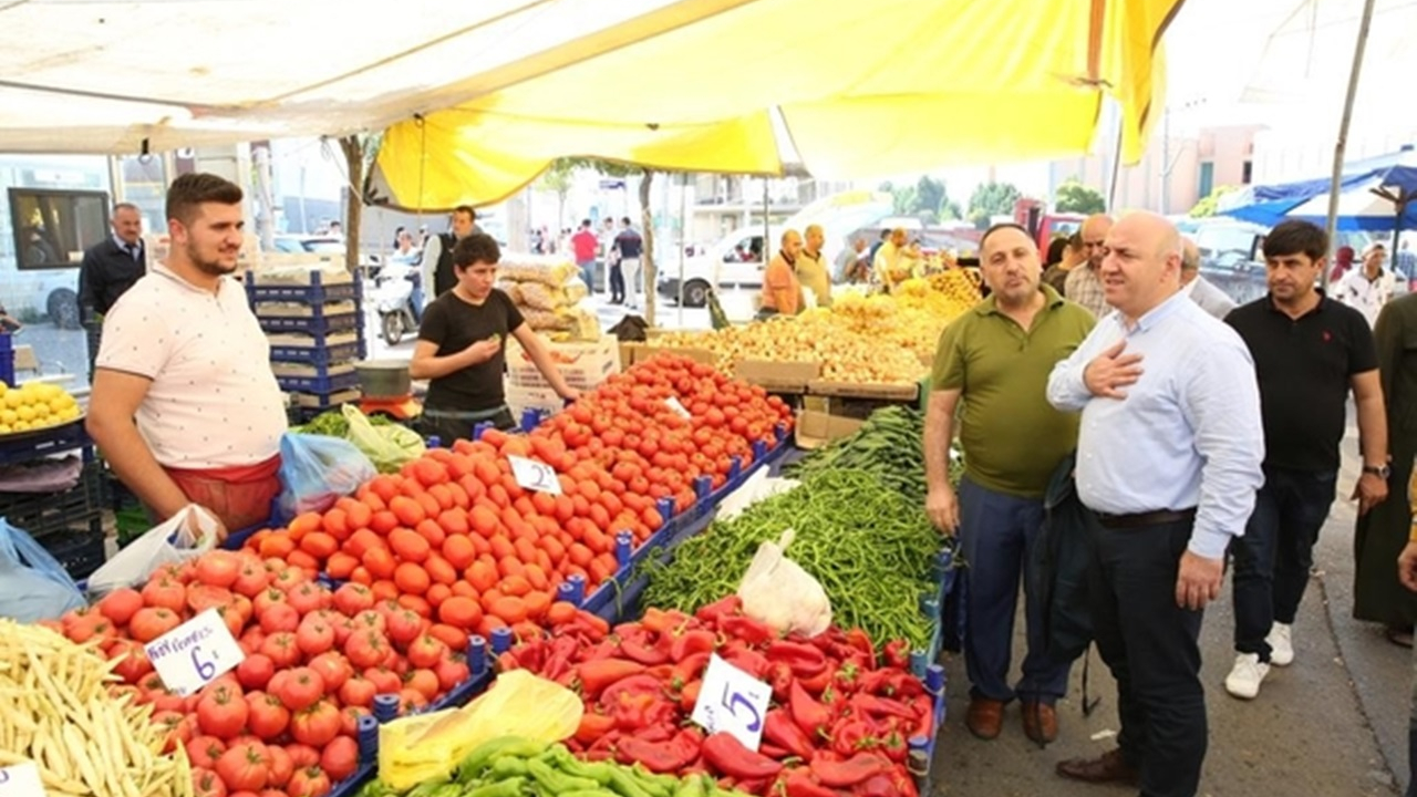 Kocaeli'de Başkan Muzaffer Bıyık, pazarda vatandaşlarla buluştu