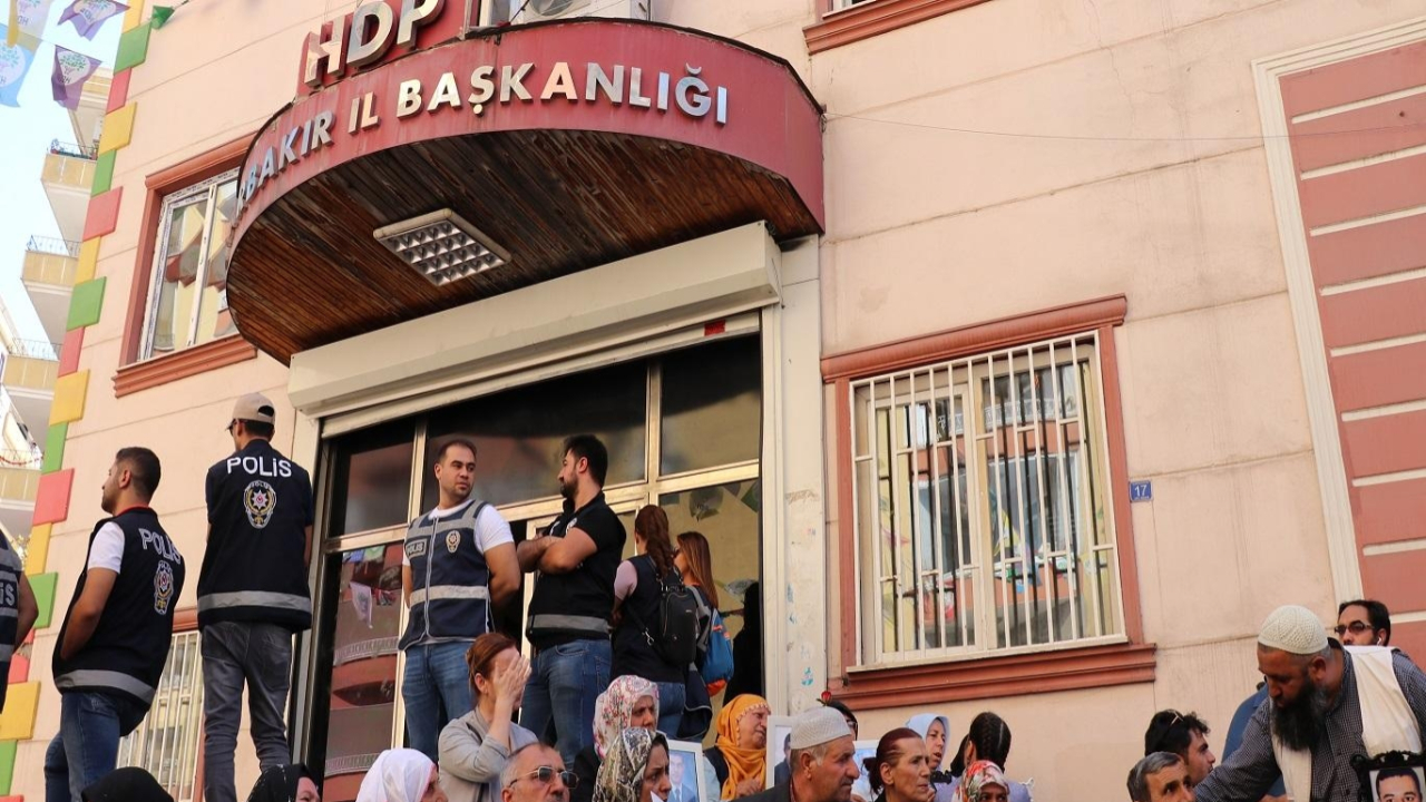 Evlat nöbetindeki aileyi tehdit etti...