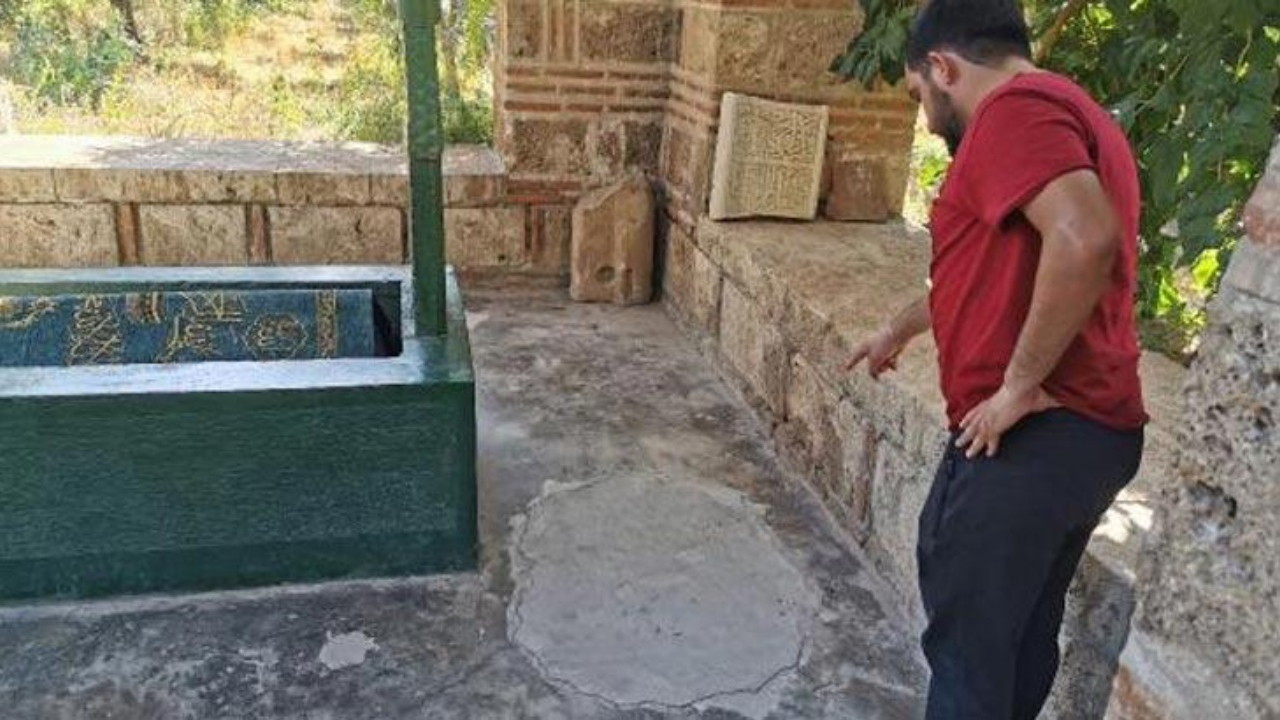 600 yıllık türbeyi define için delik deşik ettiler