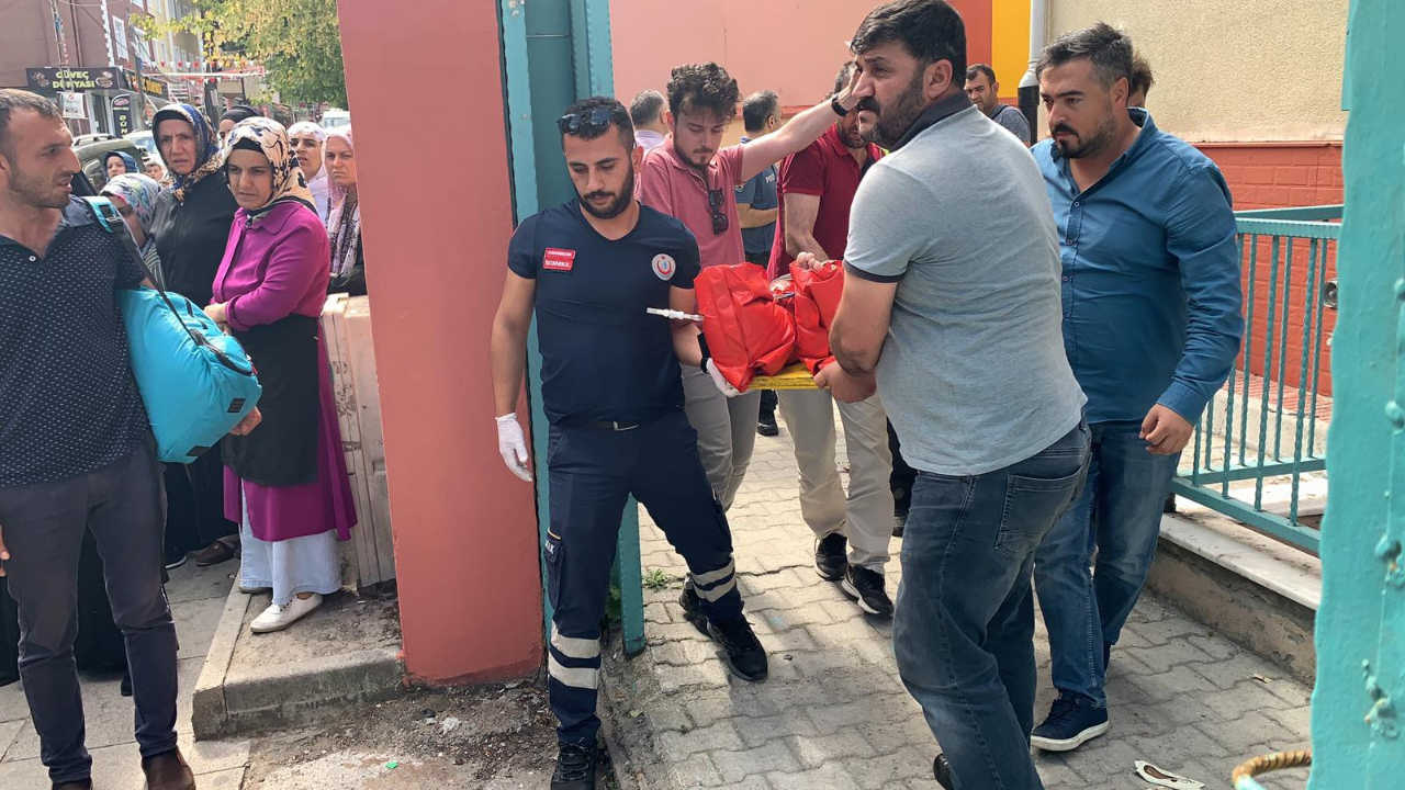 Genç kız pencereye çıkıp aşağıya atladı!
