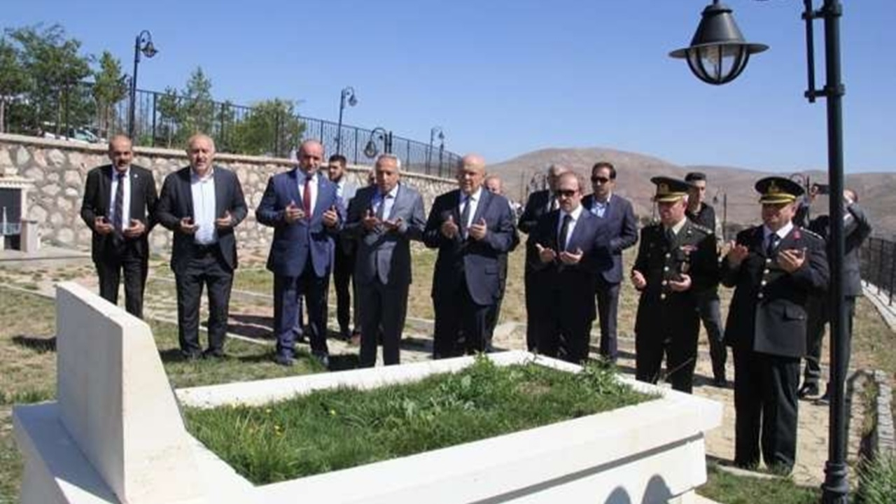 Bayburtlu Şehit Halil Türkoğlu kabri başında anıldı