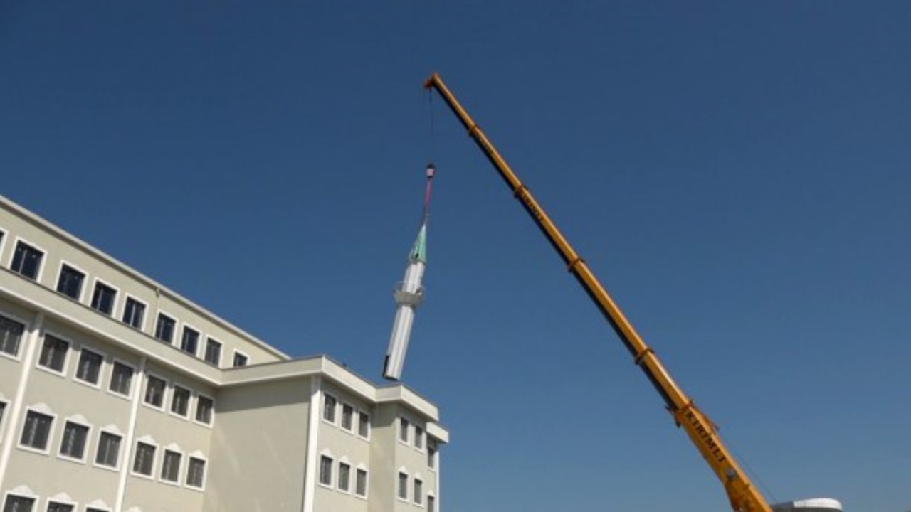 İmam hatip lisesinin çatısındaydı, kaldırıldı