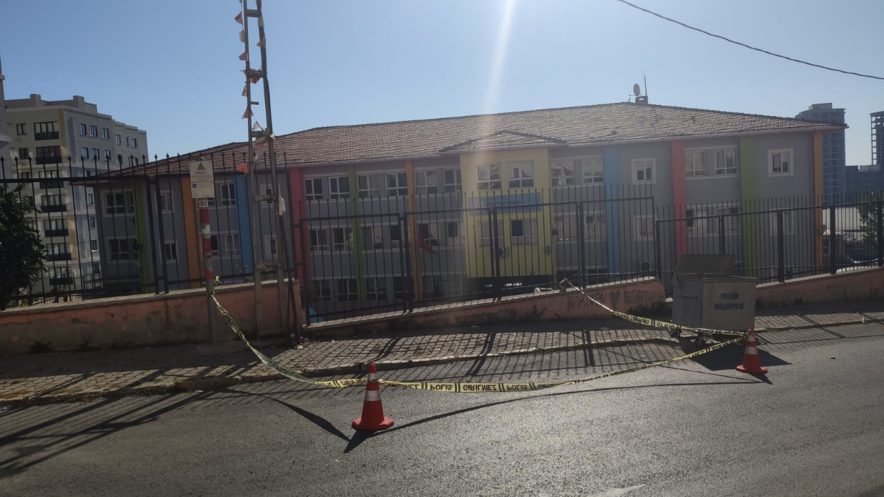 Okul önünde pompalı tüfekle dehşet saçtılar!