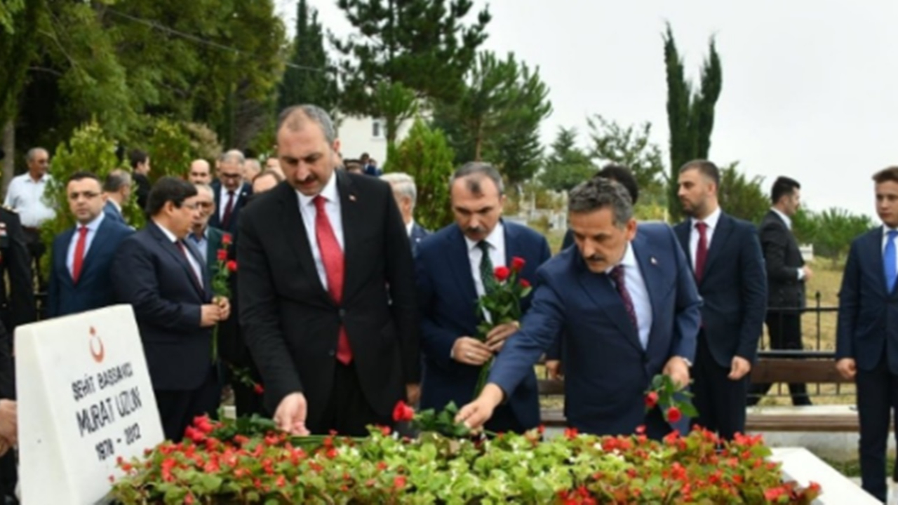 Samsun'da Bakan Abdülhamit Gül, Başsavcı Uzun’un kabrine karanfil bıraktı