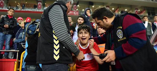 Eto'o'ya giderken yakalanan çocuk hüngür hüngür ağladı