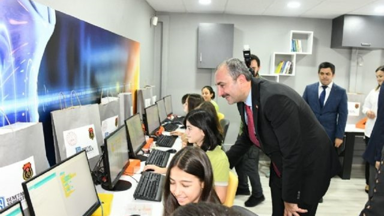 Samsun'da Bakan Abdülhamit Gül, Bilim Sınıfının açılışını yaptı