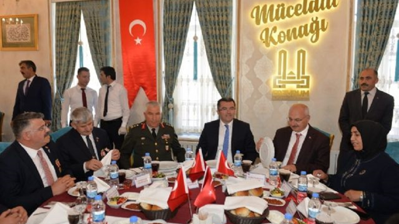 Erzurum'da Vali Okay Memiş, şehit aileleri, gaziler ve gazi aileleri onuruna yemek verdi