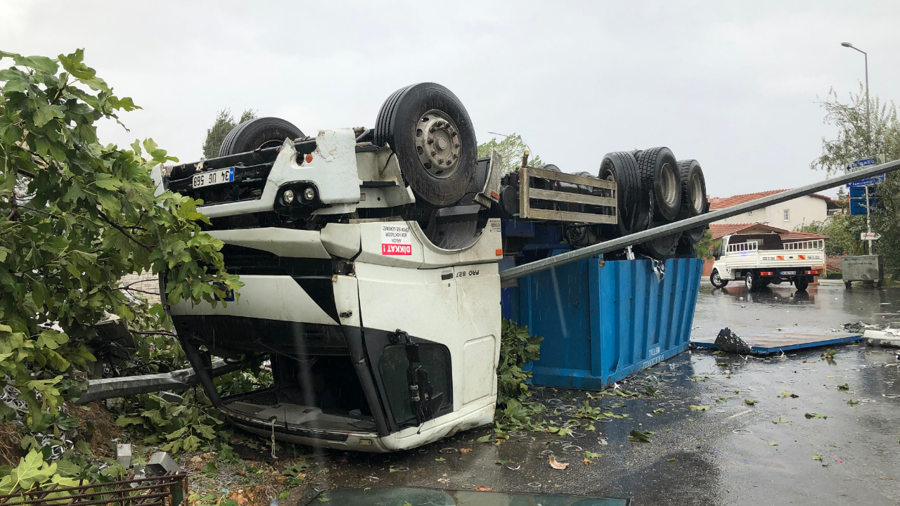 TIR yolda kayıp otomobilin üzerine devrildi!