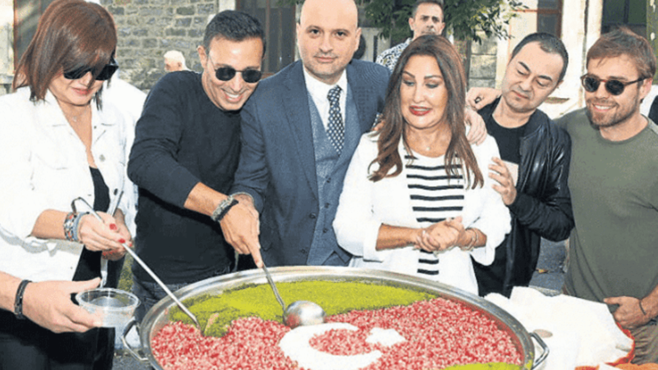 Ünlü isimler huzurevi sakinlerine aşure dağıttı!