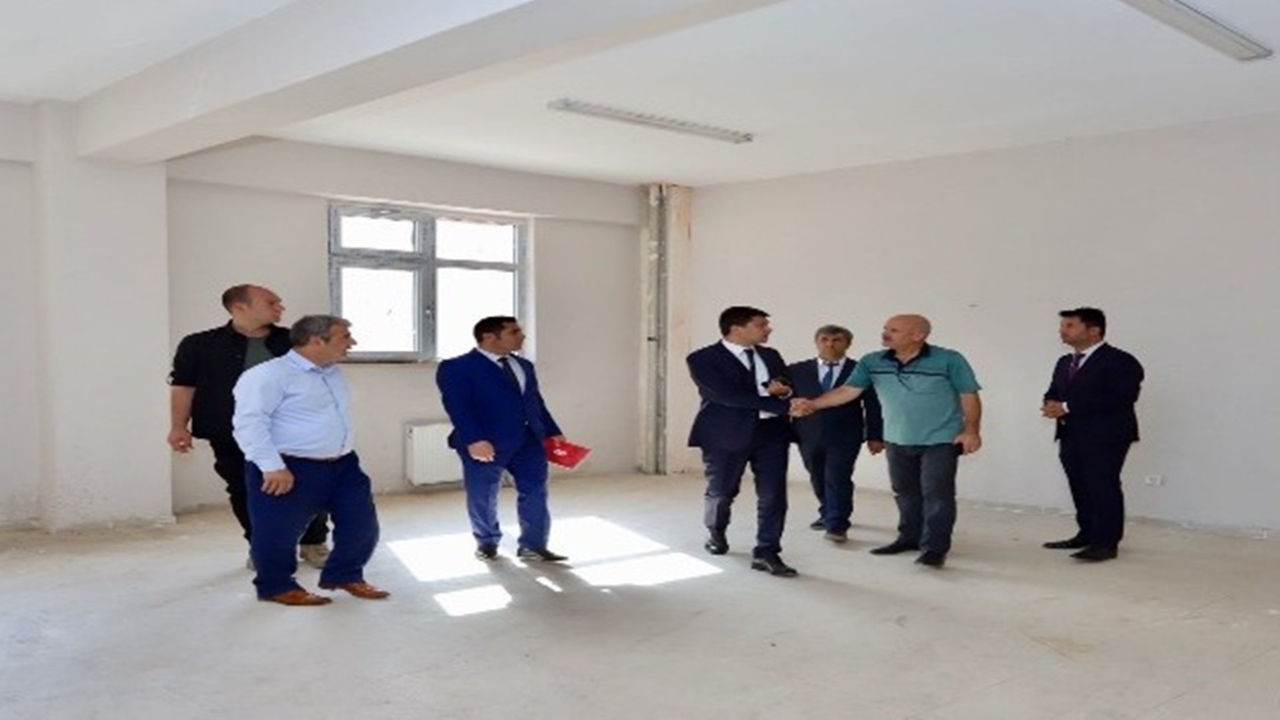Hakkari'de Kaymakam Murat Öztürk, yeni yapılan lise binasını inceledi