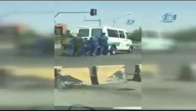 Mahkumlar bozulan cezaevi aracını böyle itti...