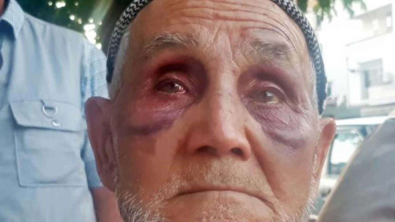 Babasını uykusundan uyandırıp dövdü