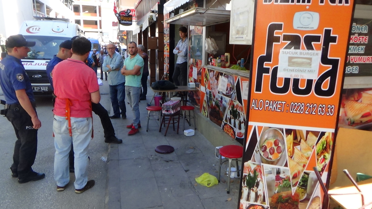 Yemek beklerken araba çarptı!
