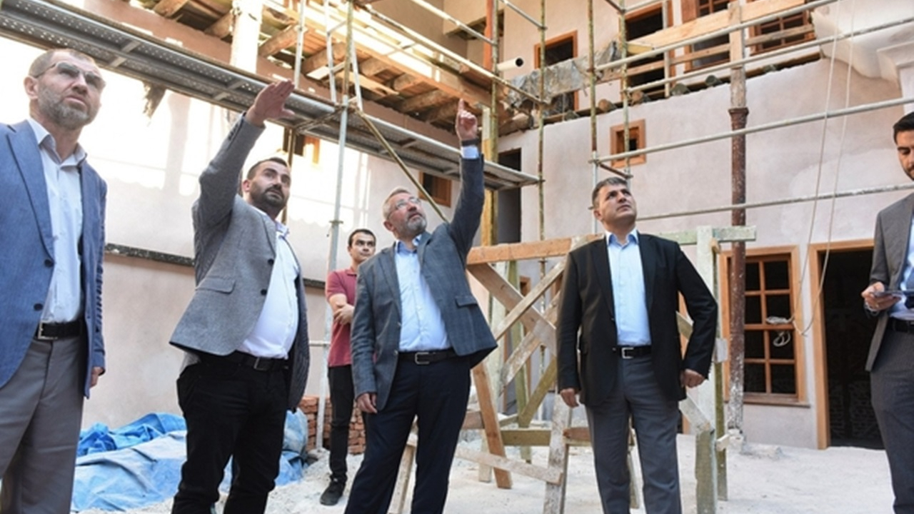 Çorum'da Başkan Halil İbrahim Aşgın Velipaşa Hanını inceledi