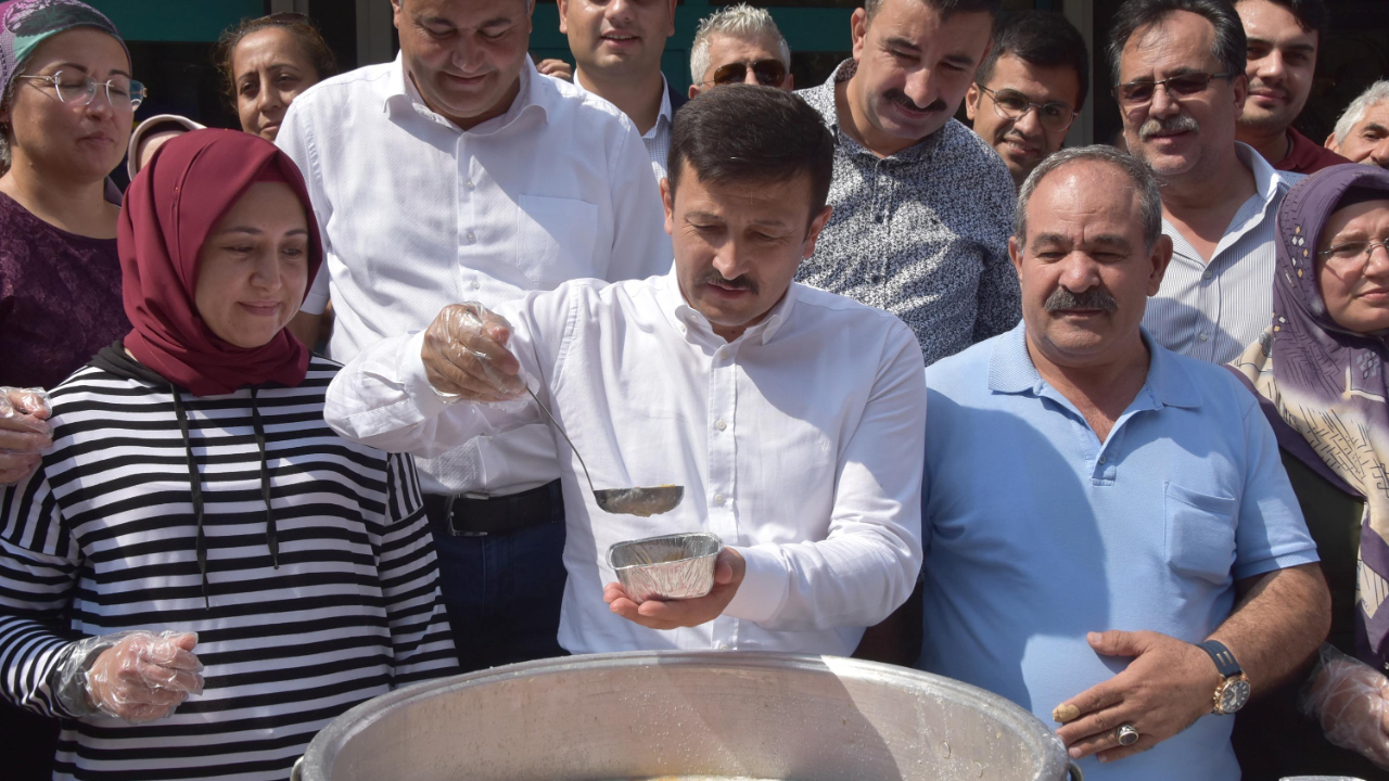 İzmir'de AK Parti'li Hamza Dağ, aşure dağıttı
