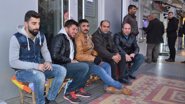 TOKİ konutları için banka önünde sabahlayacaklar